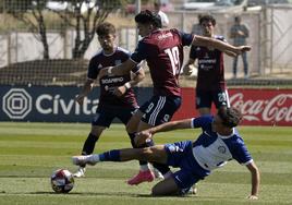 Merencio trata de marcharse de un jugador del Atlético de Madrid B.