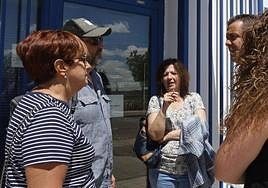 Mar Rodríguez, presidenta del comité, conversa con otros empleados, este viernes durante el desarrollo de las votaciones.