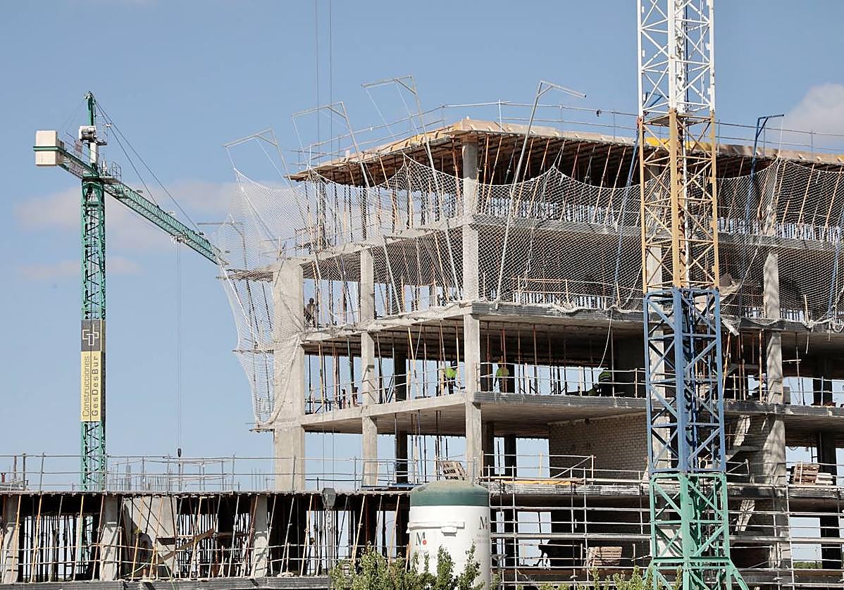 Edificio en construcción en un barrio de Valladolid.