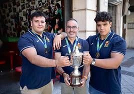 Jacobo Ruiz, Pablo Pérez y Rodrigo Pelas posan con la copa y las medallas conseguidas.
