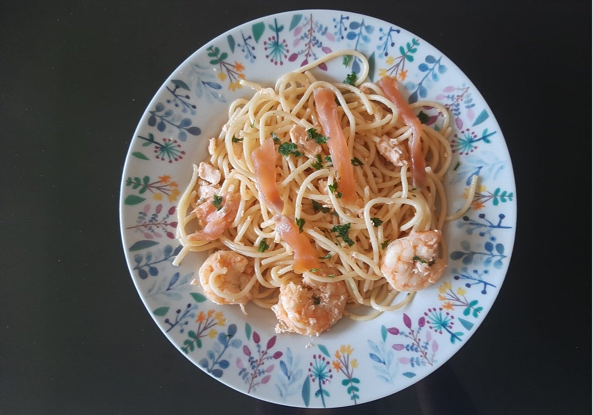 Espaguetis con salmón y langostinos