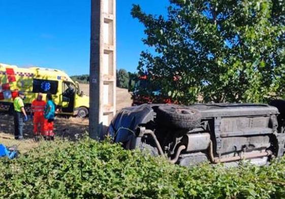 El coche que conducía el fallecido, volcado en el lugar del siniestro.