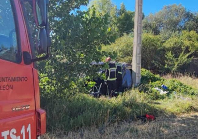 Poste contra el que chocó el vehículo accidentado.