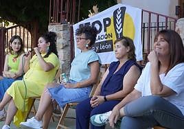 Las cinco participantes en el I Encuentro de Mujeres Rurales celebrado en Matabuena.