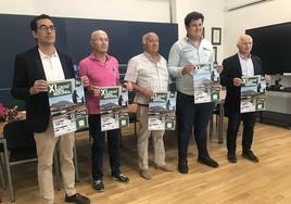 Los representantes de la Diputación, los organizadores del evento y el alcalde de Castrejón de la Peña posan con el cartel de la actividad.