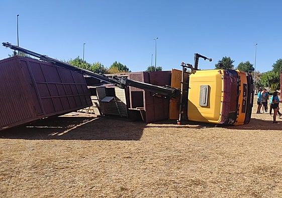 Situación en la que ha quedado el camión y los chiqueros portátiles que transportaba.