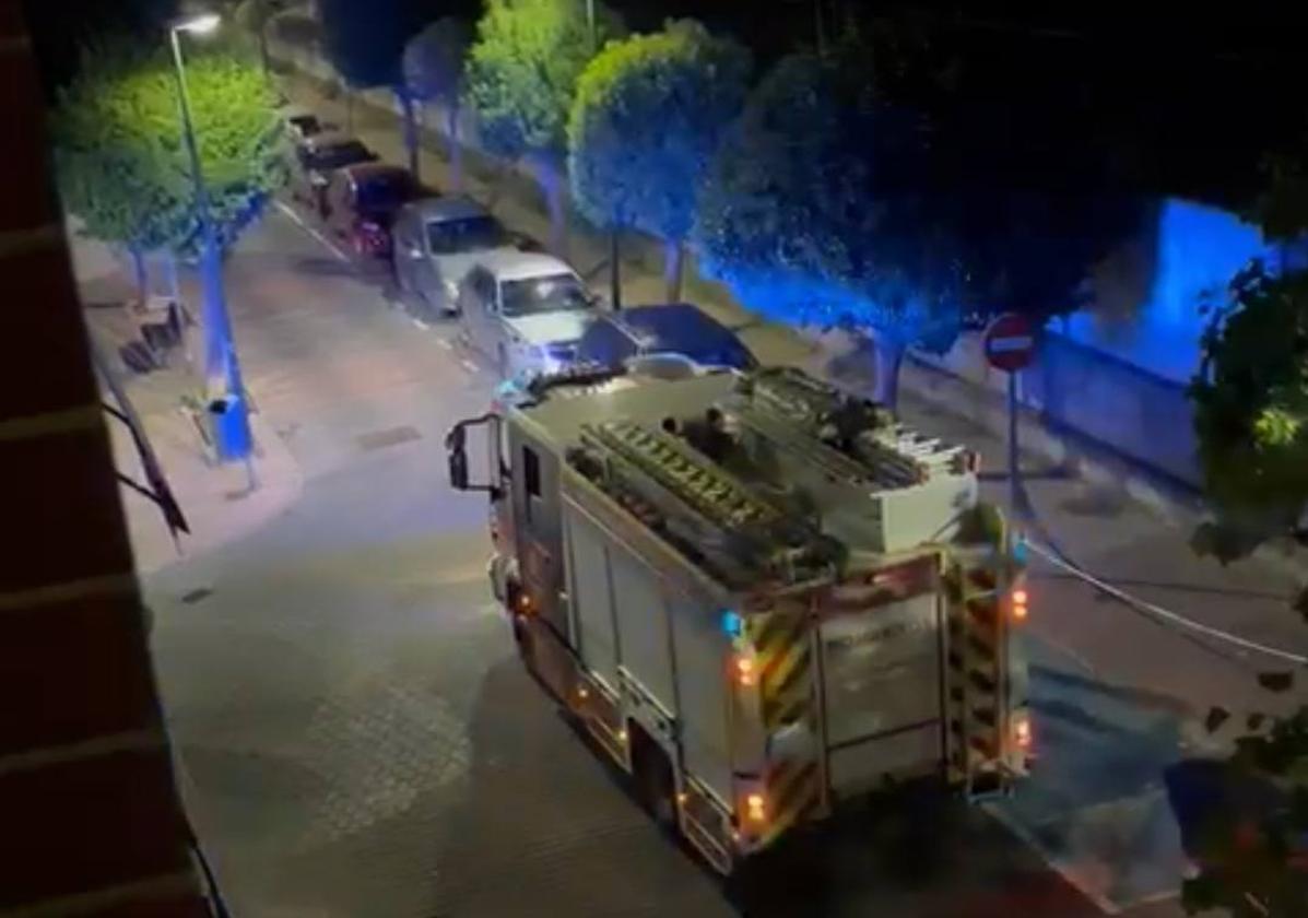 Los bomberos, el domingo por la noche en las inmediaciones de la calle Goya de Valladolid.