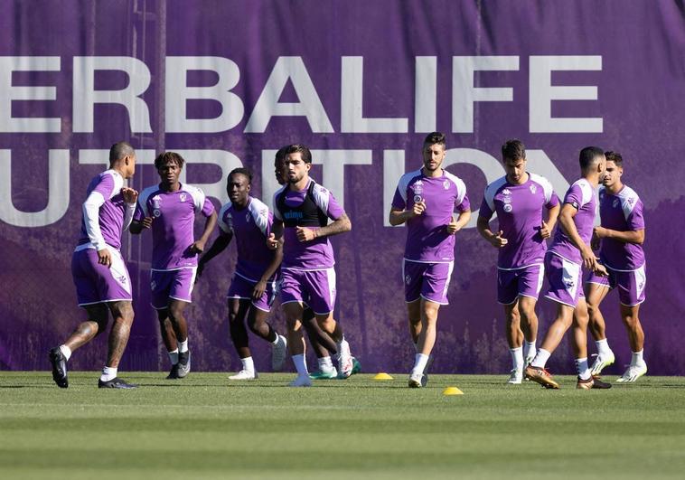 Algunos jugadores del Real Valladolid calientan en la sesión de este lunes.