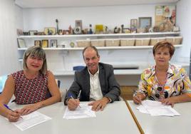 Mónica de la Sierra, vicepresidenta del comité de Empresa; Bosco Fonts, CEO de Cerealto; y Mar Rodríguez, presidenta del comité, firman el acuerdo.