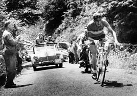 Federico Martín Bahamontes escalando una montaña sobre su bicicleta en el 1958.