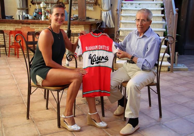 Imagen principal - 1. Martín Bahamontes y Victoria Sahagún en La Posada del Canal. 2. Un grupo de aficionados al ciclismo visitan a Bahamontes. 3. El ciclista, en su día a día, disfrutando de su pasión por la jardinería.