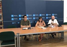 El diputado Juan Antonio Obispo, junto con la alcaldesa de Cisneros, Rosa Aldea y el patrono de la fundación, Jorge Aldea.
