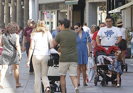 Numerosas personas caminan por la Calle Mayor, este 8 de agosto.