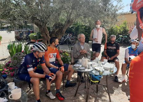 Imagen secundaria 1 - 1. Martín Bahamontes y Victoria Sahagún en La Posada del Canal. 2. Un grupo de aficionados al ciclismo visitan a Bahamontes. 3. El ciclista, en su día a día, disfrutando de su pasión por la jardinería.