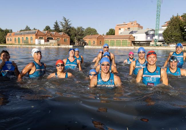 Varios miembros del club, en la dársena del Canal.