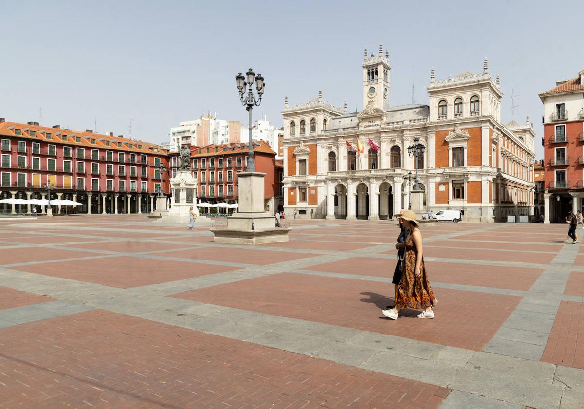 Una mujer atraviesa a las 12:00 horas una solitaria Plaza Mayor de Valladolid.