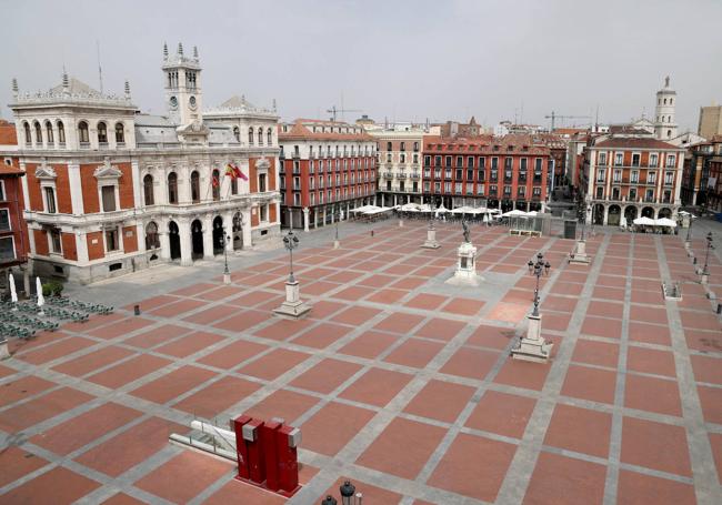 La Plaza Mayor de Valladolid, desierta y con las terrazas vacías, a las 16:00 horas.