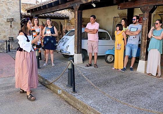 La Doncella Doña Inés, en la Casa-Museo de la Fundación Rodríguez Bustos, durante la visita.