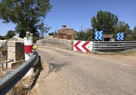 Puente de Naveros de Pisuerga, con unas flores y unos peluches que recuerdan a las víctimas del suceso del 11 de agosto de 2012.