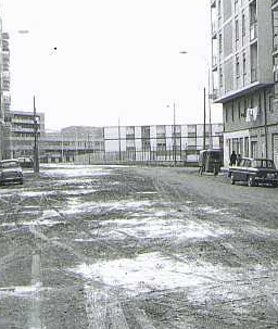 Imagen secundaria 2 - Arriba, el Colegio 'Cristóbal Colón' en los años 70. Abajo, las calles Gaviota y Cigüeña en los 70 sin asfaltar.