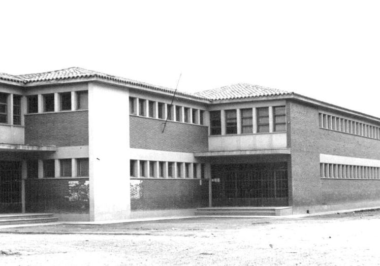 Imagen principal - Arriba, el Colegio 'Cristóbal Colón' en los años 70. Abajo, las calles Gaviota y Cigüeña en los 70 sin asfaltar.