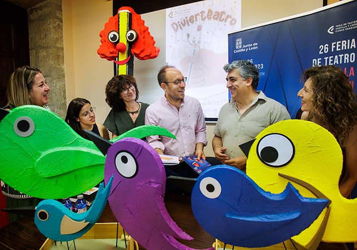 Miriam Hernández, responsable de Diverteatro, Marcos Iglesias, alcalde de Ciudad Rodrigo, y Manuel González, director de la Feria.
