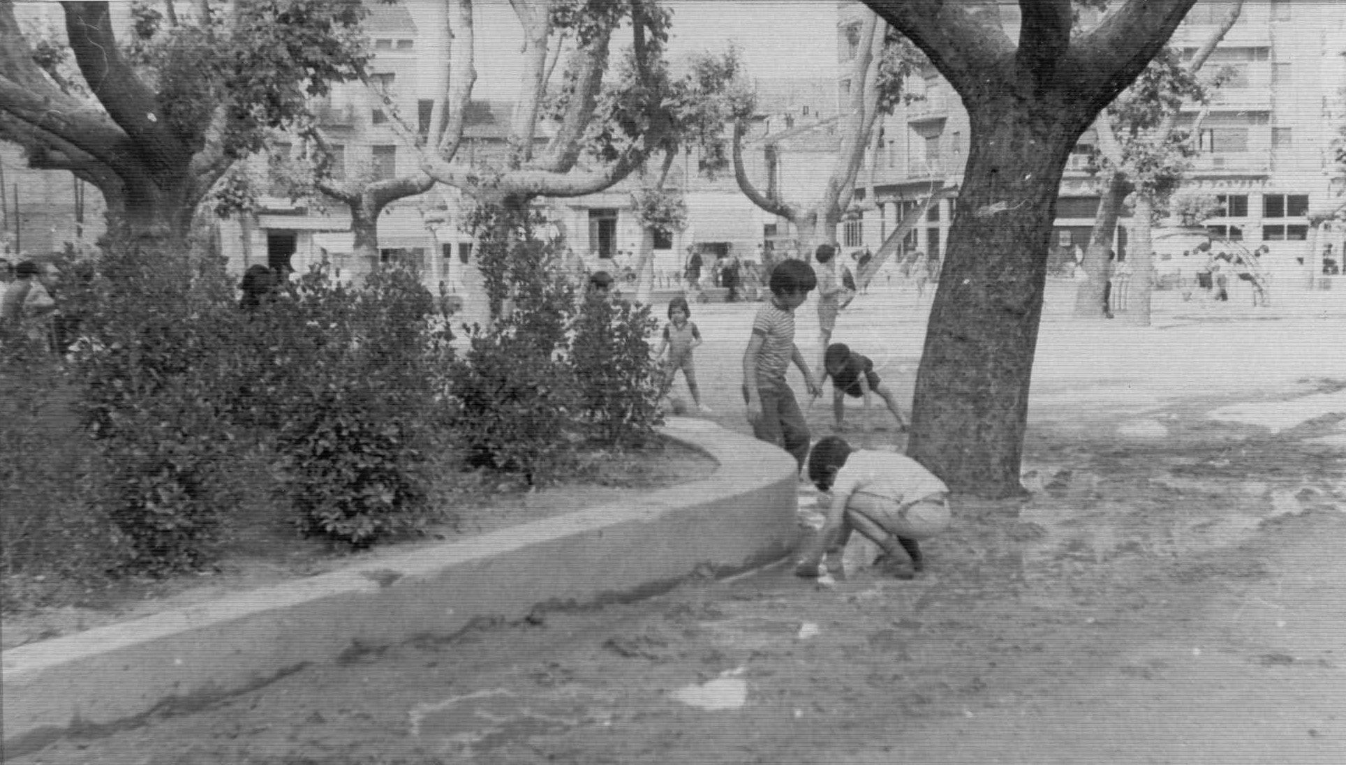 Cuando en la plaza habia más niños que mayores, disurría la década de 1960-70.