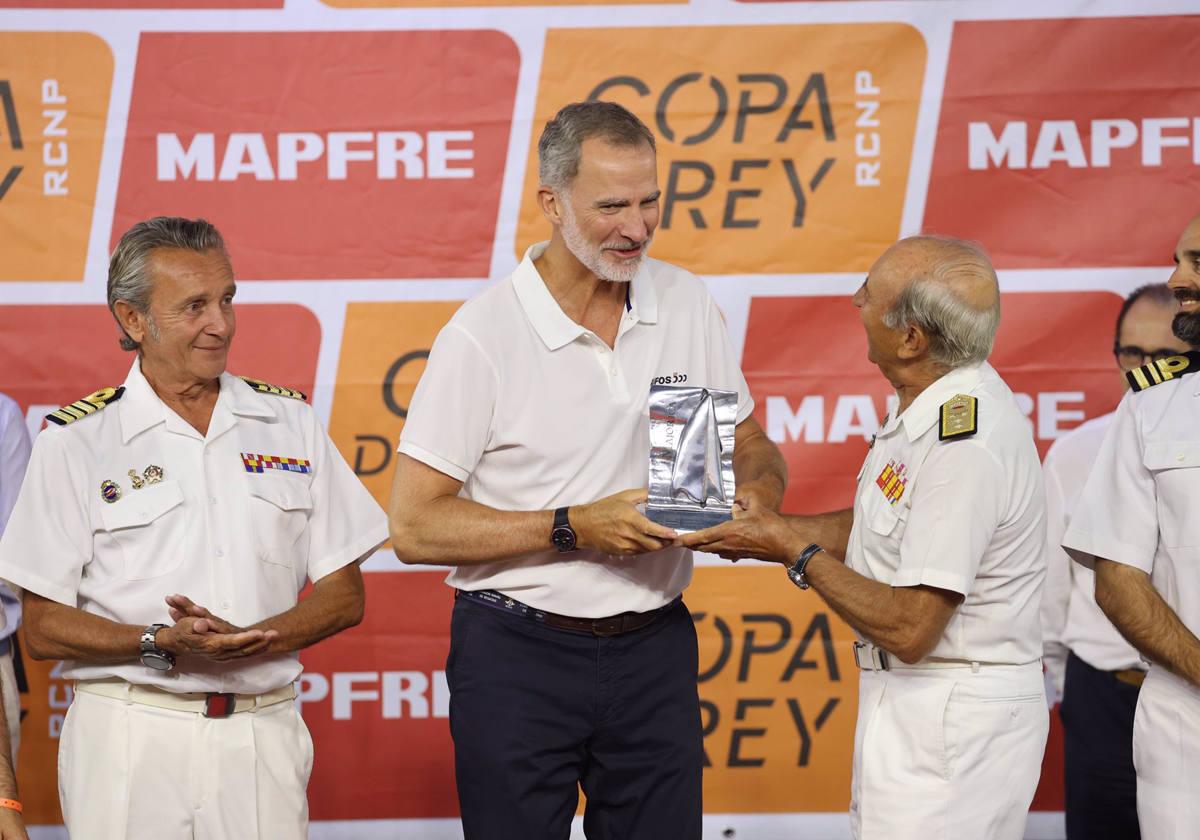 El Rey Felipe VI en el momento de recibir el trofeo.