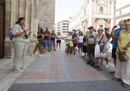 Los visitantes escuchan atentos a la guía turística.