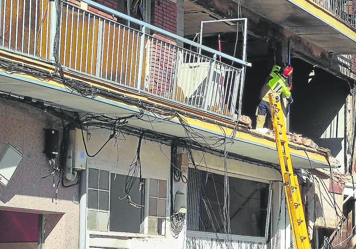 Un bombero revisa una viga del primero C, en principio el epicentro de la explosión.