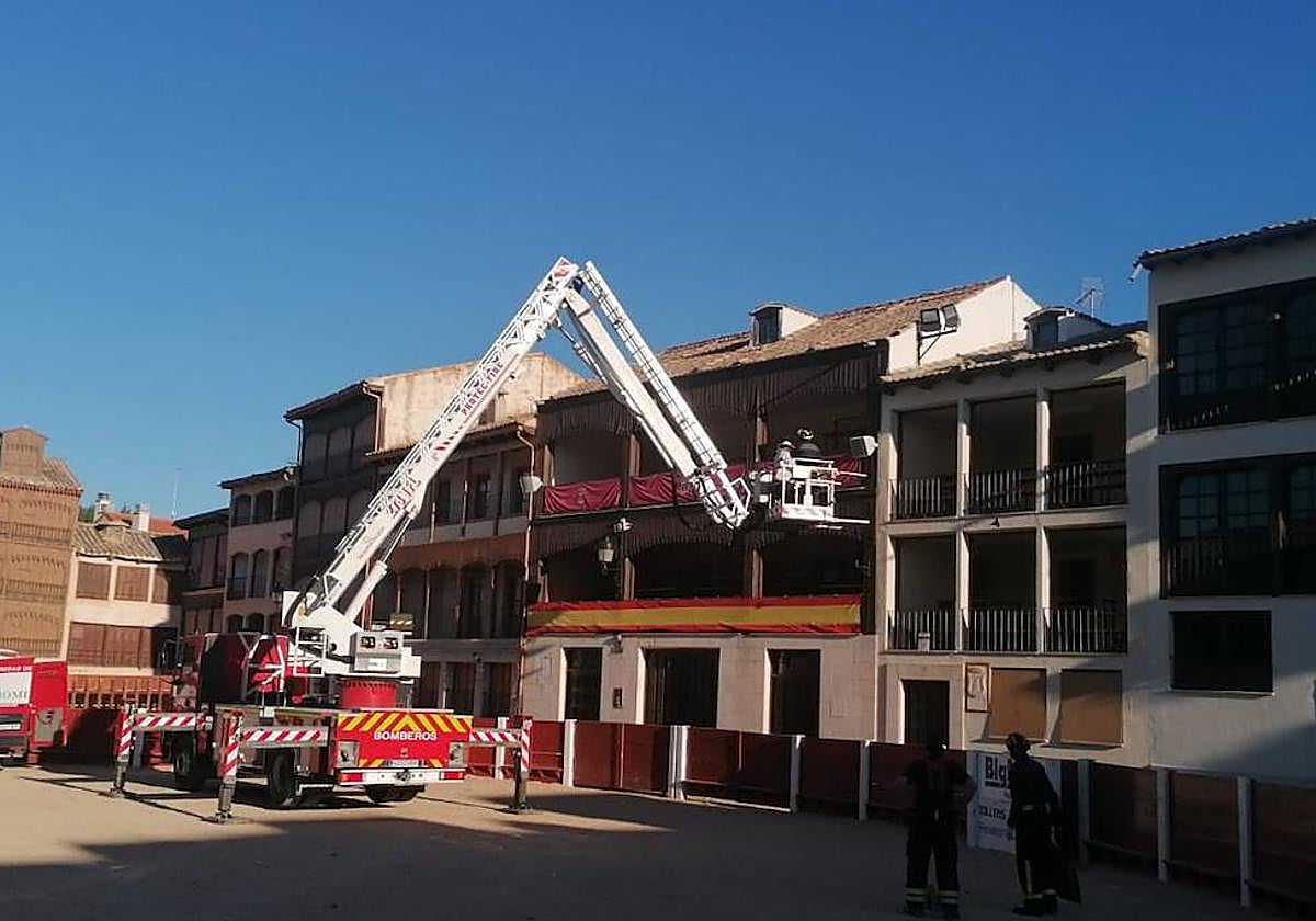 Los Bomberos de la Diputación retiran el enjambre.