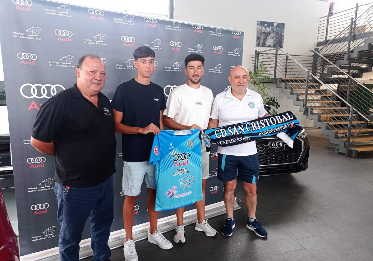 Héctor Polonio y Julio (en el centro) posan con la camiseta y la bufanda del CD San Cristóbal.