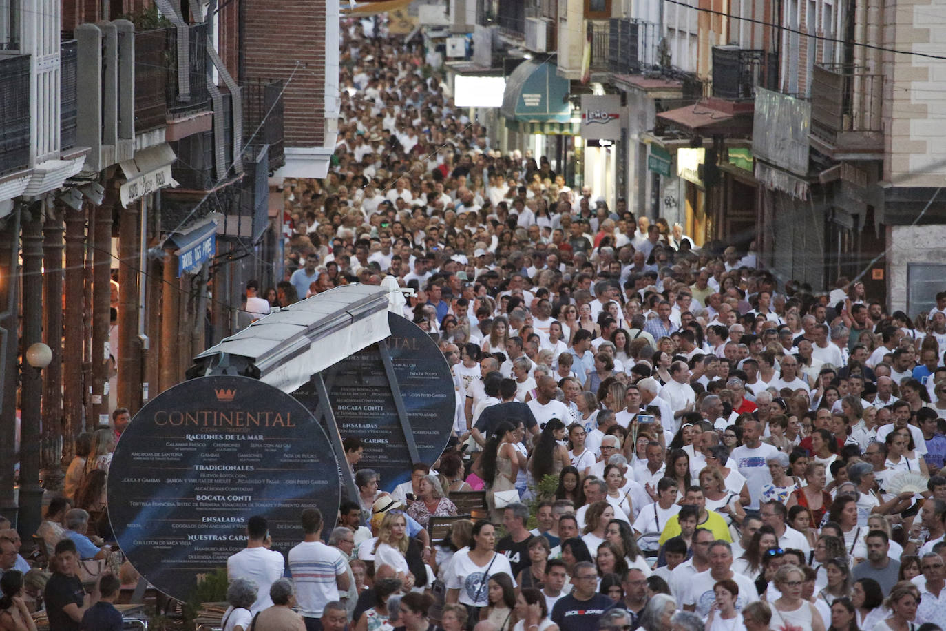 Cientos de ciudadanos han acudido a la manifestación de Medina