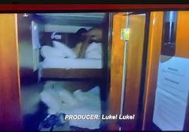 Momento en el que Luke se mete en la cama de Margot.