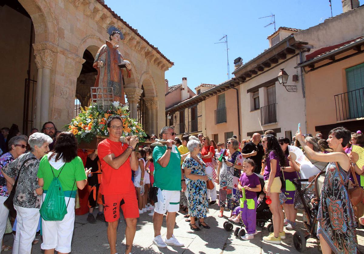 Decenas de personas reciben a San Lorenzo al comienzo de la procesión.