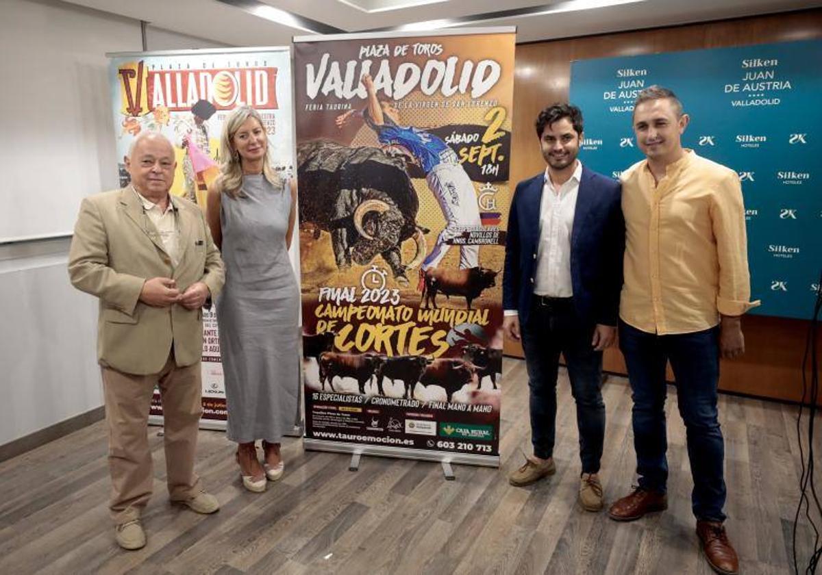 El consejero de Cultura, Gonzalo Santonja (izquierda), junto a la teniente de alcalde, Irene Carvajal; el director operativo de Tauroemoción, Nacho de la Viuda; y el gerente de Toroduero, Daniel Lozano; este jueves durante la presentación de la Final del Campeonato Mundial de Cortes.