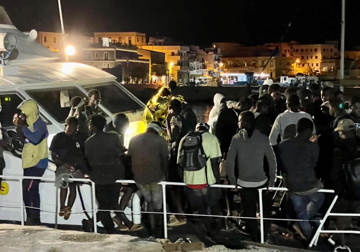 Un grupo de migrantes rescatados en el mar desembarca en la isla de Lampedusa.