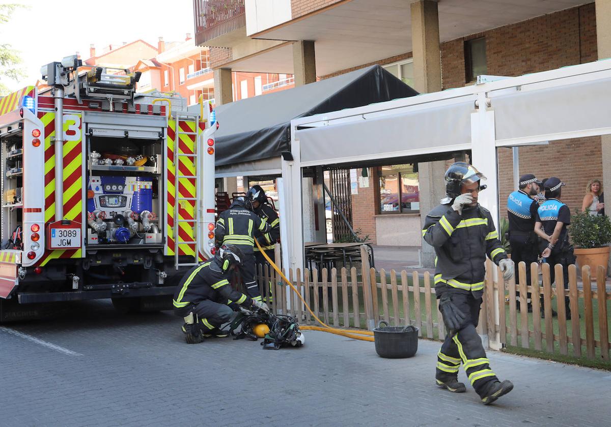 Los bomberos trabajan en el Paseo de San José.