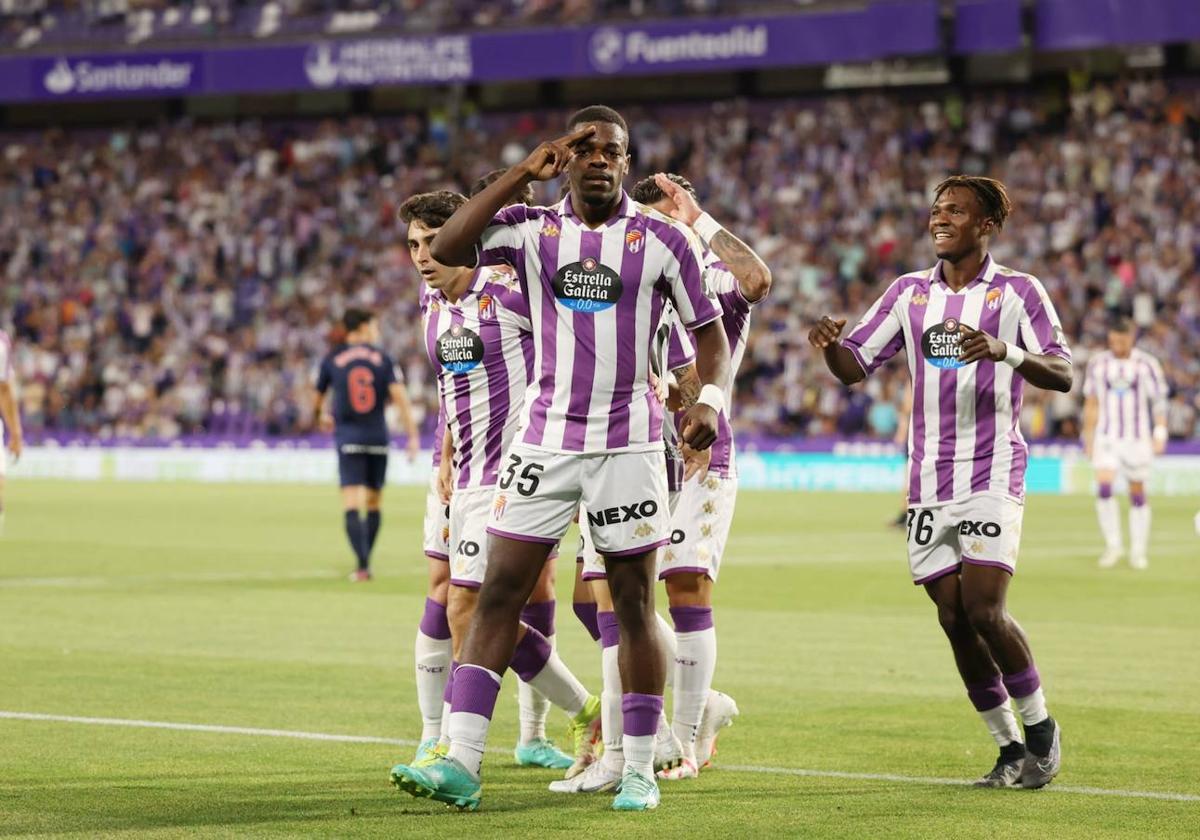 Cédric celebra con la grada el primer tanto.