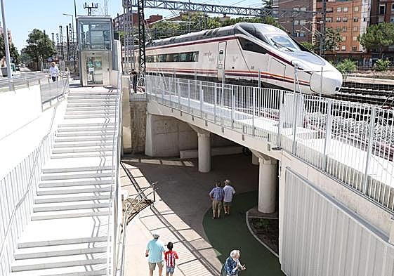 Un tren pasa sobre el recién inaugurado túnel peatonal de Panaderos este viernes.