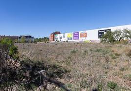 Solar junto al Río Hortega en el que se proyecta un centro para refugiados.