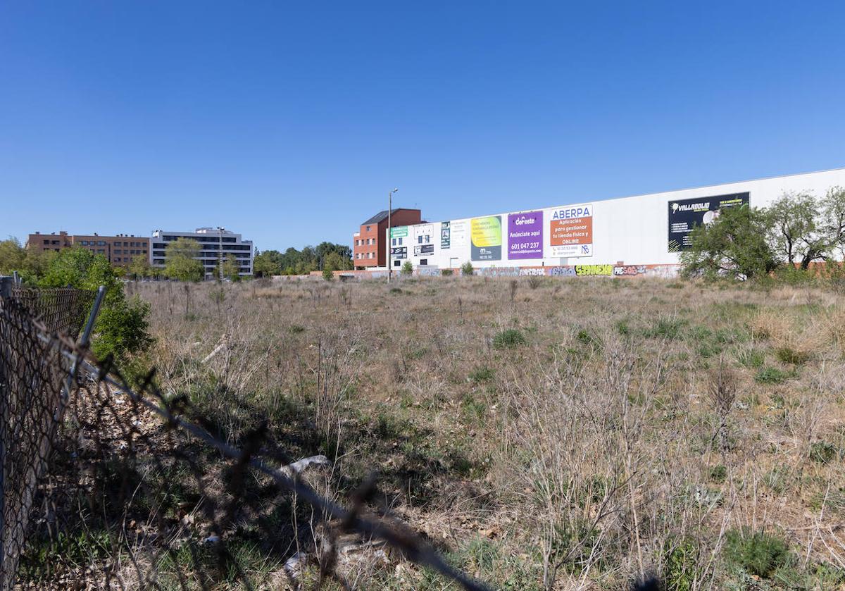 Solar junto al Río Hortega en el que se proyecta un centro para refugiados.