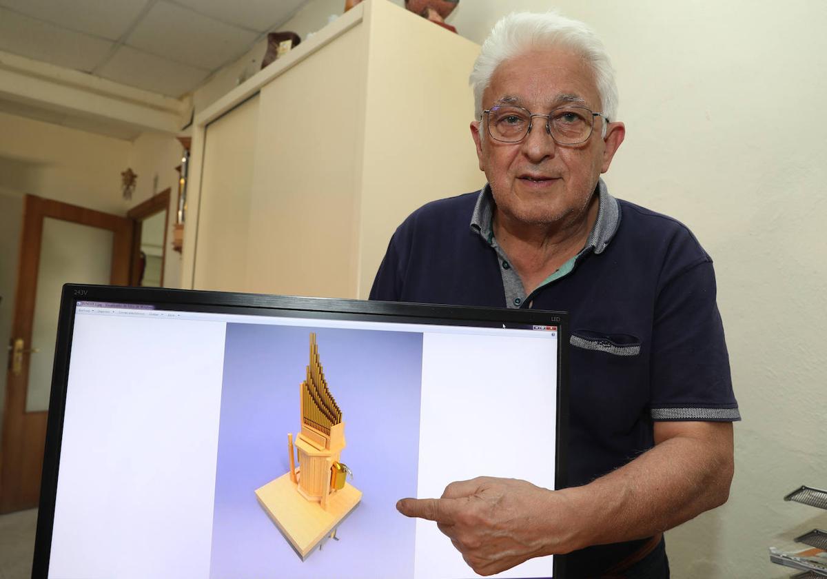 Federico Acitores muestra una foto de la maqueta del 'Hydraulis', antes de su instalación.