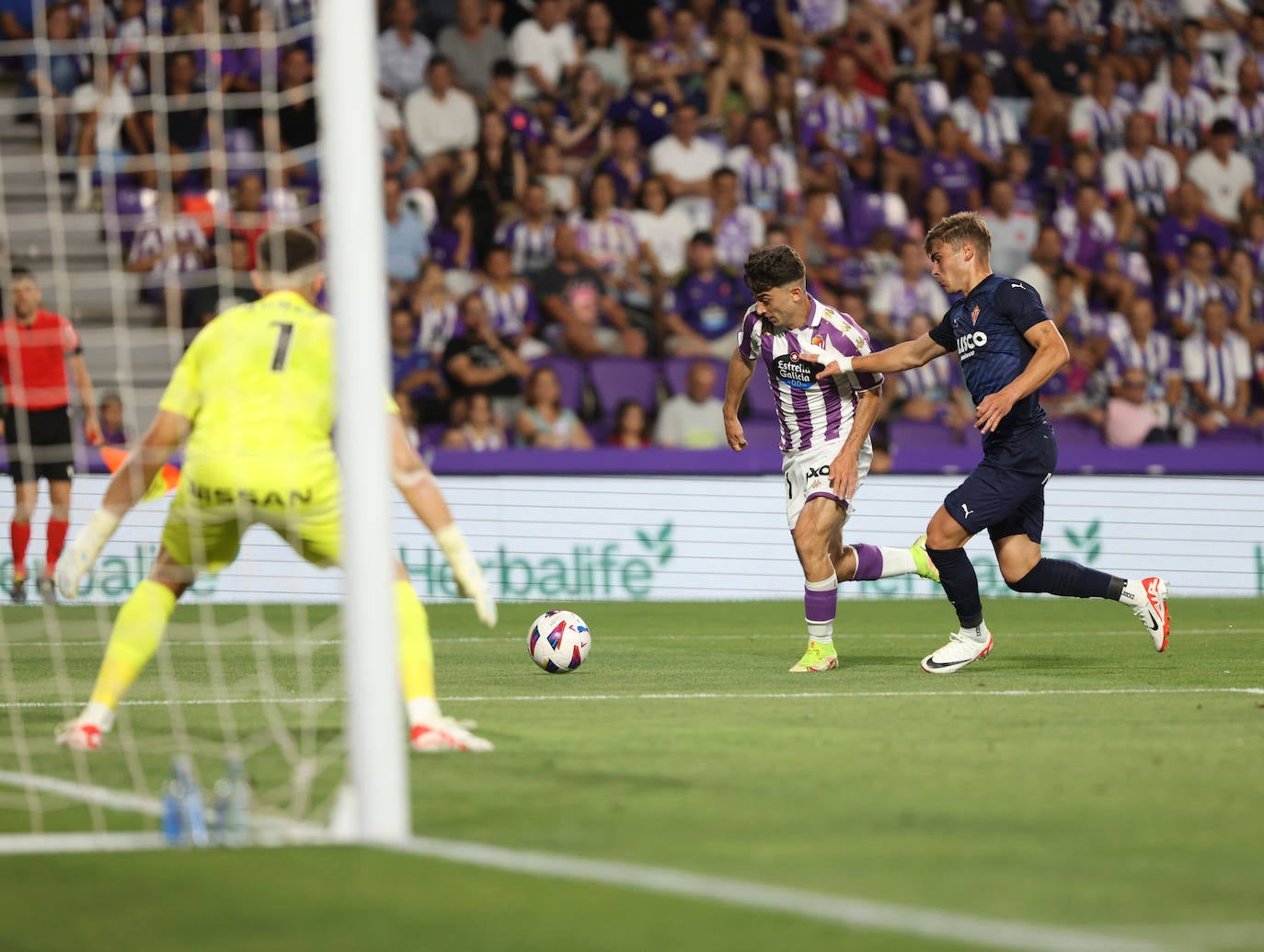 La victoria del Real Valladolid ante el Sporting de Gijón, en imágenes