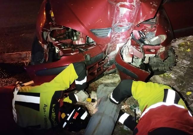 Los bomberos trabajan en el lugar del accidente.