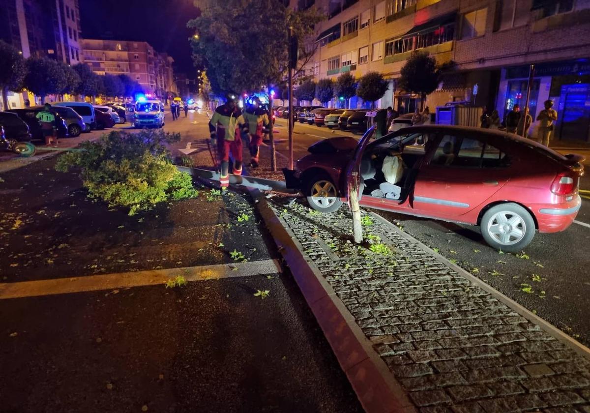 Vehículo accidentado en Cardenal Cisneros, con la farola y el árbol derribados.