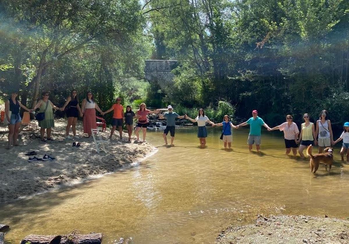 Vecinos de Cogeces de Íscar participantes en el 'Abrazo al agua' en el río Cega.