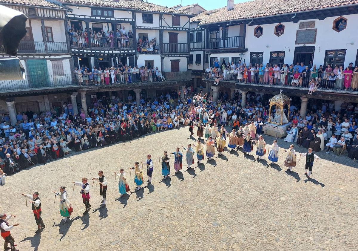 Bailes a la Virgen de la Asunción durante el Ofertorio.