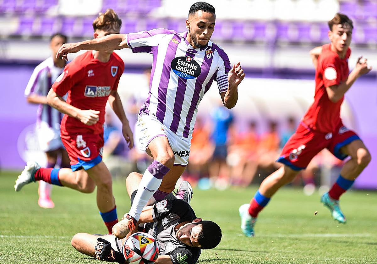 Anuar se topa con el portero del Numancia B en su intento por regatearle.