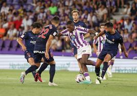 Cédric, rodeado de rivales, busca una salida.